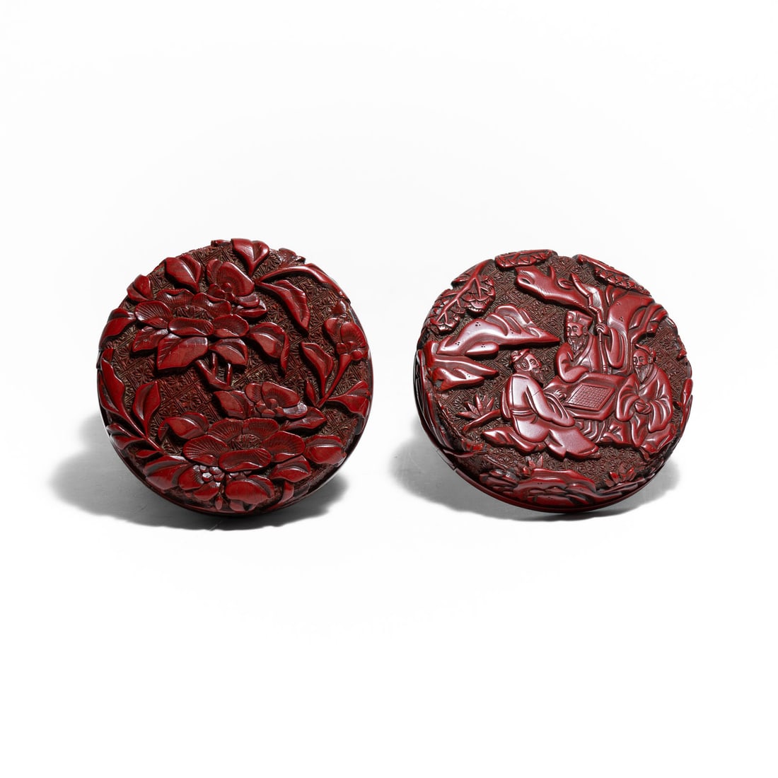 "Tihong " carved Cinnabar Lacquered circular box with Scholars, Ming Dynasty (1368 - 1644): Deep, Rounded Carving: Unlike later periods that can appear sharper or more rigid, Ming carving is known for its depth and smooth, rounded edges that feel soft to the touch. The lid of this box depict