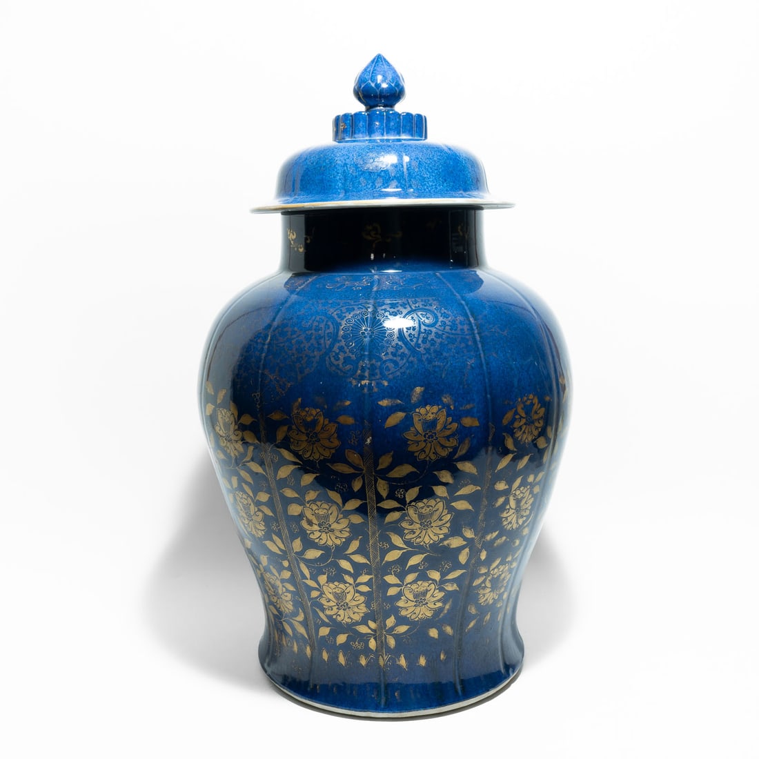 Chinese porcelain potiche (or temple jar) in "powder blue" with gilt decoration Kangxi Period (1662 (1 of 6)