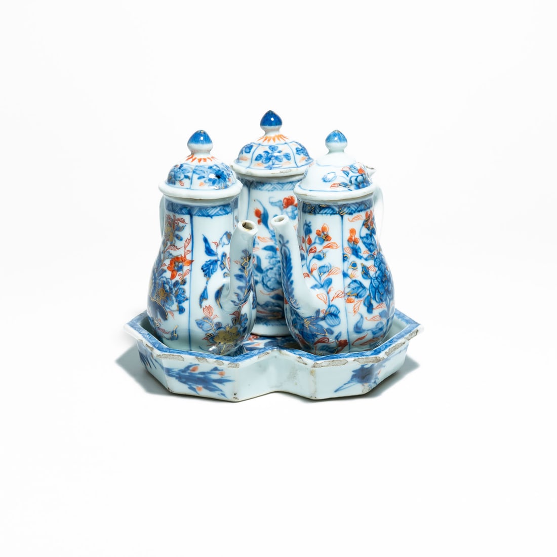 Chinese export porcelain, Imari decoration, cruet set Kangxi period (1662–1722): Imari Palette: This style is defined by its characteristic color scheme of underglaze blue, iron-red (rouge de fer), and gilt (gold) accents, often featuring floral patterns. Chine de Commande: These 