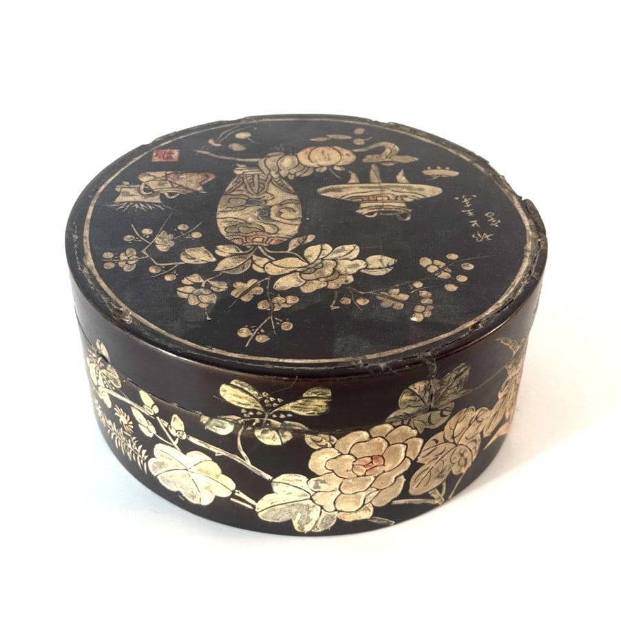A circular Coromandel lacquer box and cover China, 18th century (1 of 6)