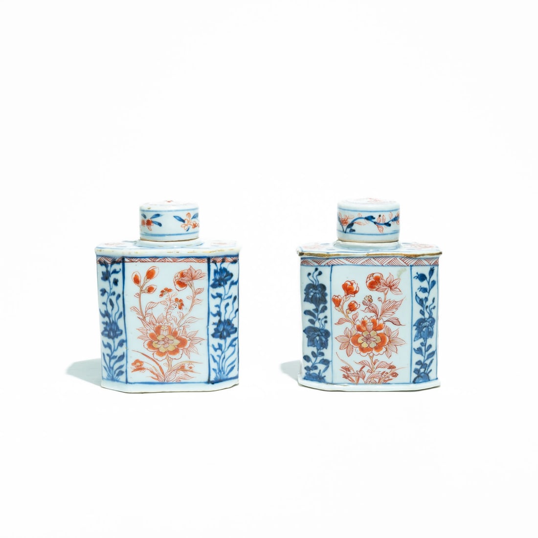 Pair of Chinese Imari export porcelain tea caddies Kangxi (1662 - 1722): Dating from the 18th century, specifically the Kangxi period (1662–1722) or the early Qing dynasty.Containers used for storing tea leaves (tea caddies or tedosor).Octagonal or rectangular bodies
