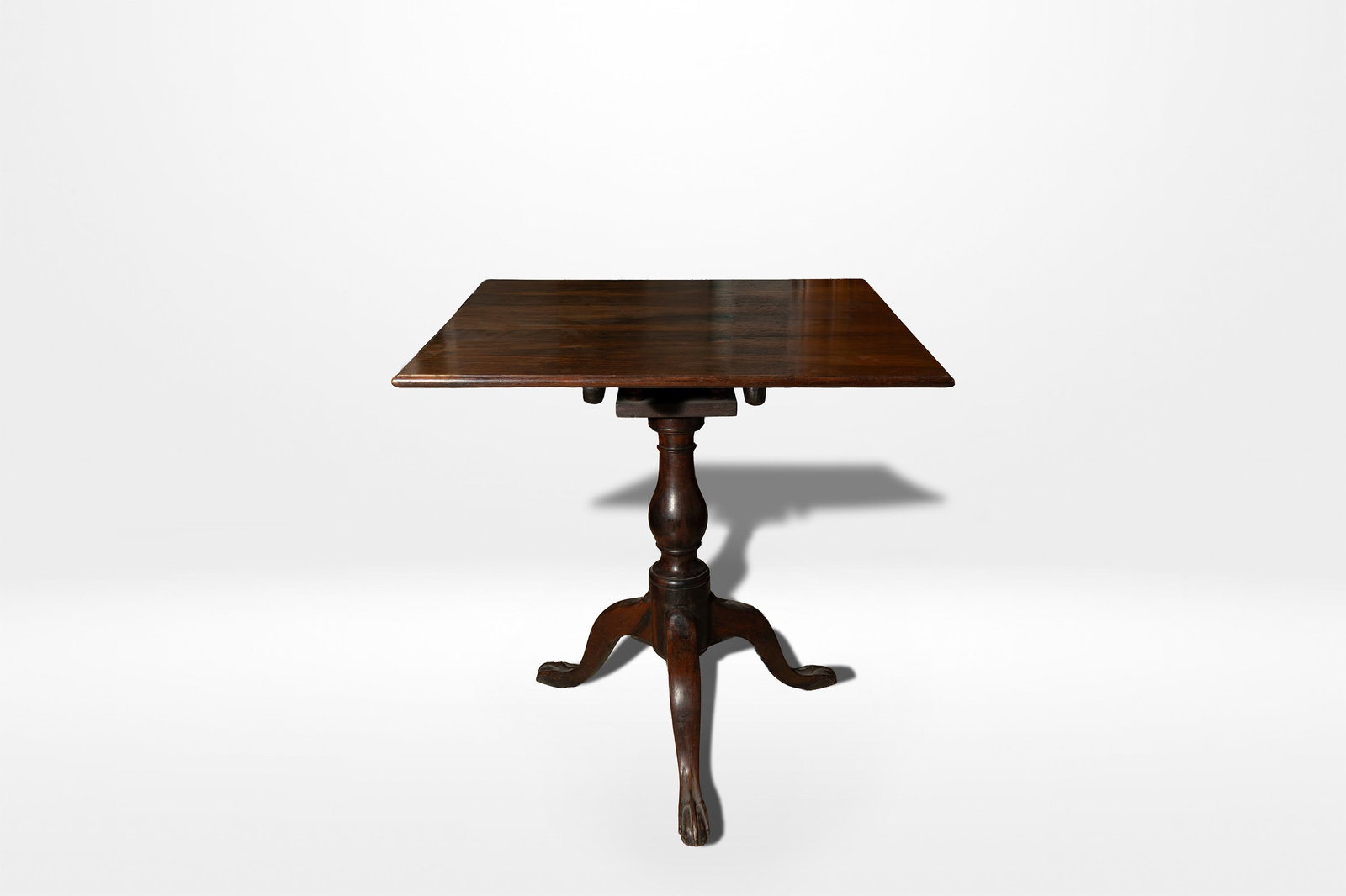 D. José tripod "Pé de Galo" rosewood table 18th Century, Portugal: Pé de Galo Feet: This Portuguese term translates literally to "rooster's foot." It refers specifically to the three-legged (tripod) base design where the legs realistically curve outward and down