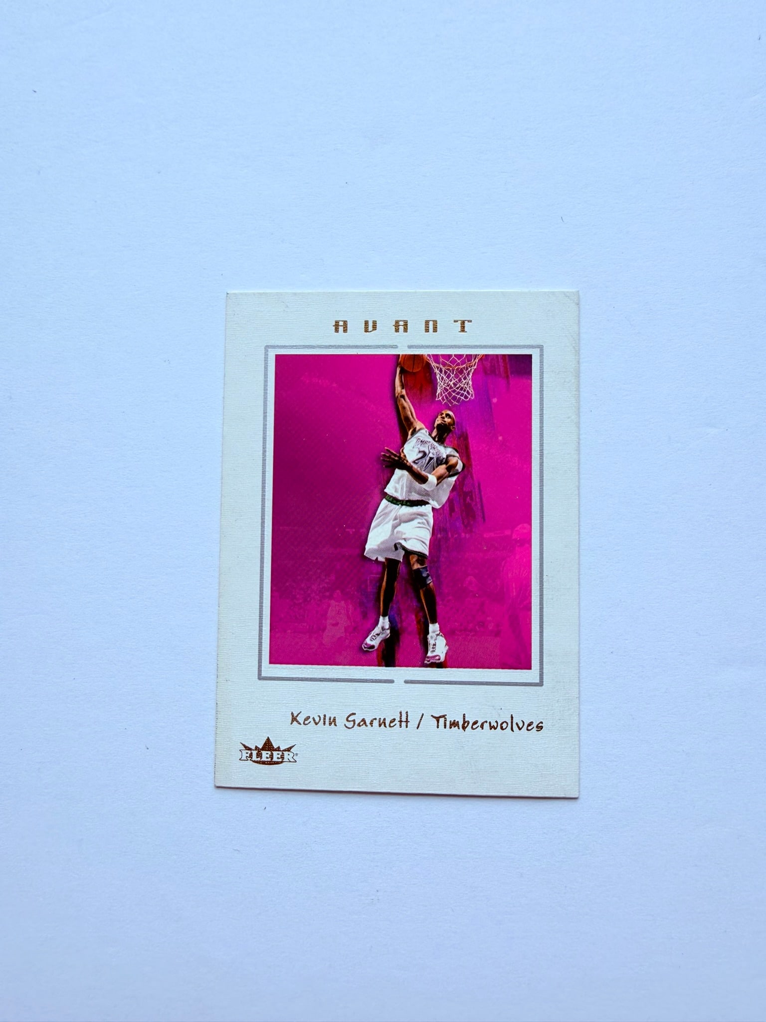 2003-04 Fleer Avant Kevin Garnett #10 Minnesota Timberwolves NBA Basketball Card: 2003-04 Fleer Avant #10 Kevin Garnett Minnesota Timberwolves basketball card. Features the NBA Hall of Famer during his MVP-era dominance. Excellent collectible for Timberwolves fans and basketball ca