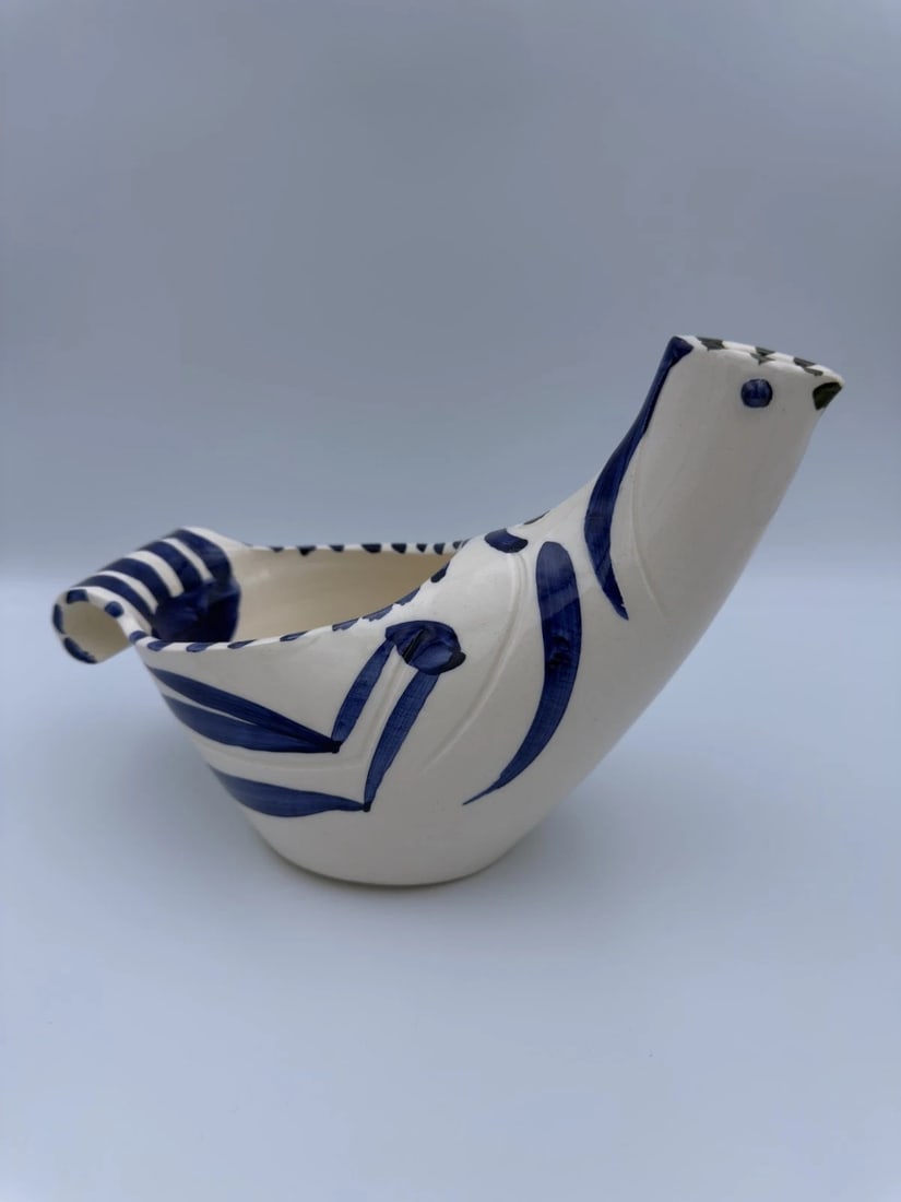 Pablo Picasso Madoura Vessel AR 435 Sujet colombe Dove Ceramic 335 of 500: Pablo Picasso Madoura Vessel AR 435 Sujet colombe Dove Ceramic 335 of 500. Collectible item described and presented with the specifications shown. Review all available photographs and available detail