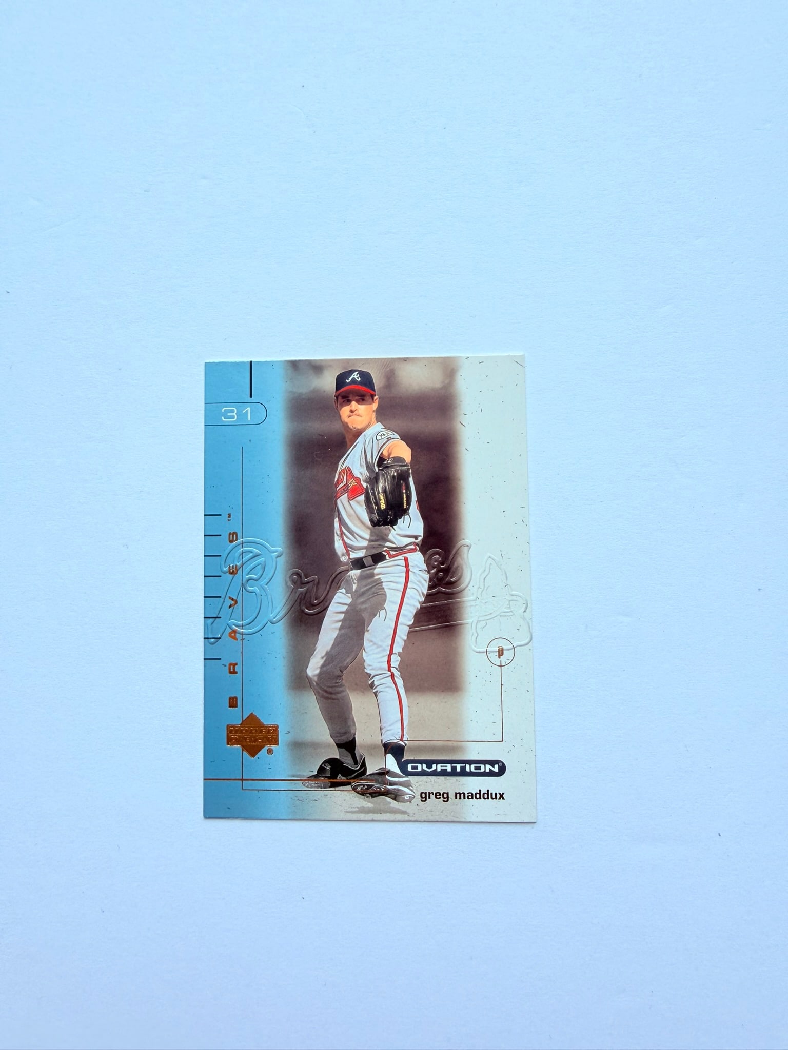 2002 Upper Deck Ovation #33 Greg Maddux Atlanta Braves Baseball Card: 2002 Upper Deck Ovation #33 Greg Maddux featuring one of the greatest pitchers in MLB history. Attractive Ovation design highlighting the Hall of Fame ace during his Braves dominance. Excellent card f