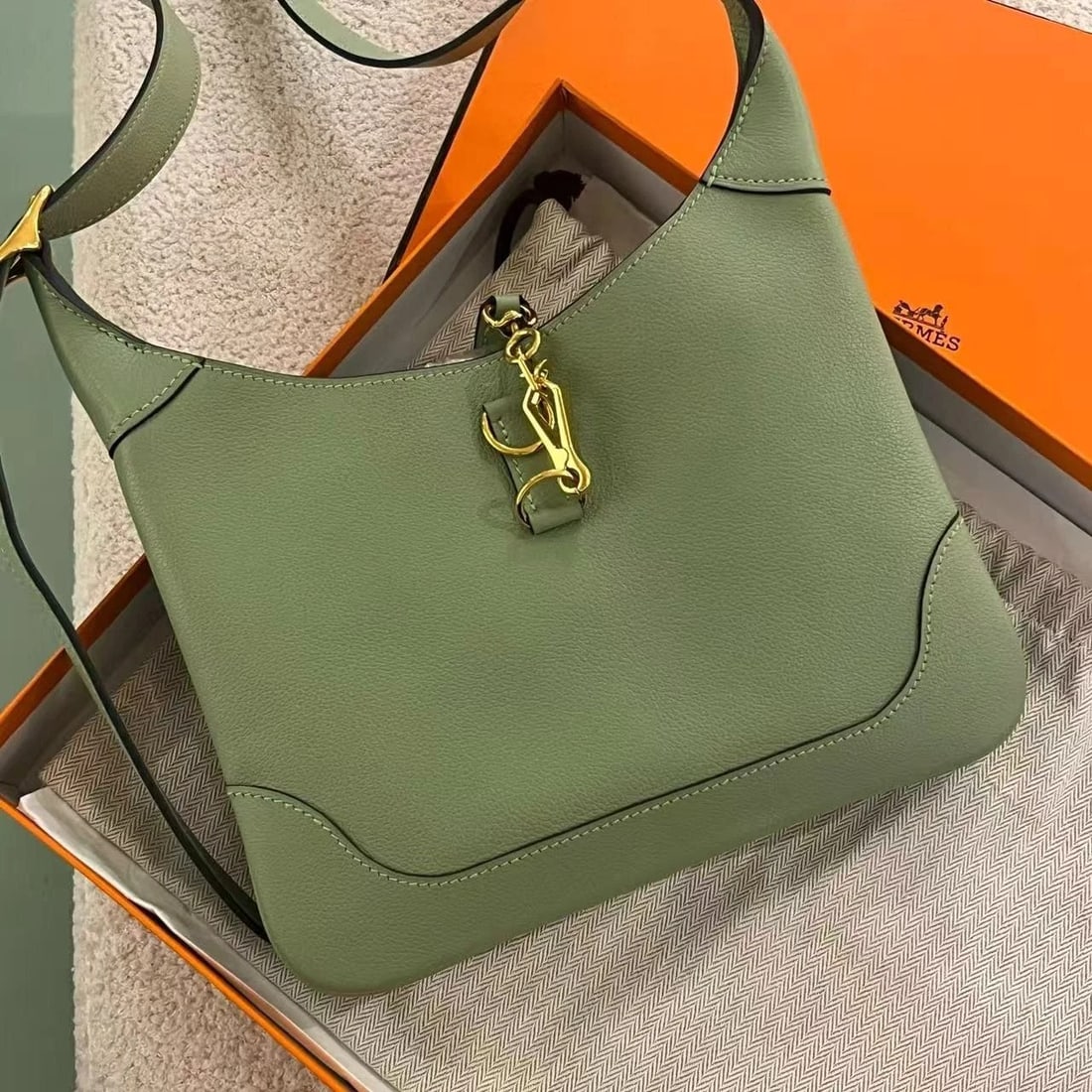 Hermès Evelyne 24 Sage Green Clemence Leather Crossbody Bag Gold Hardware (1 of 17)