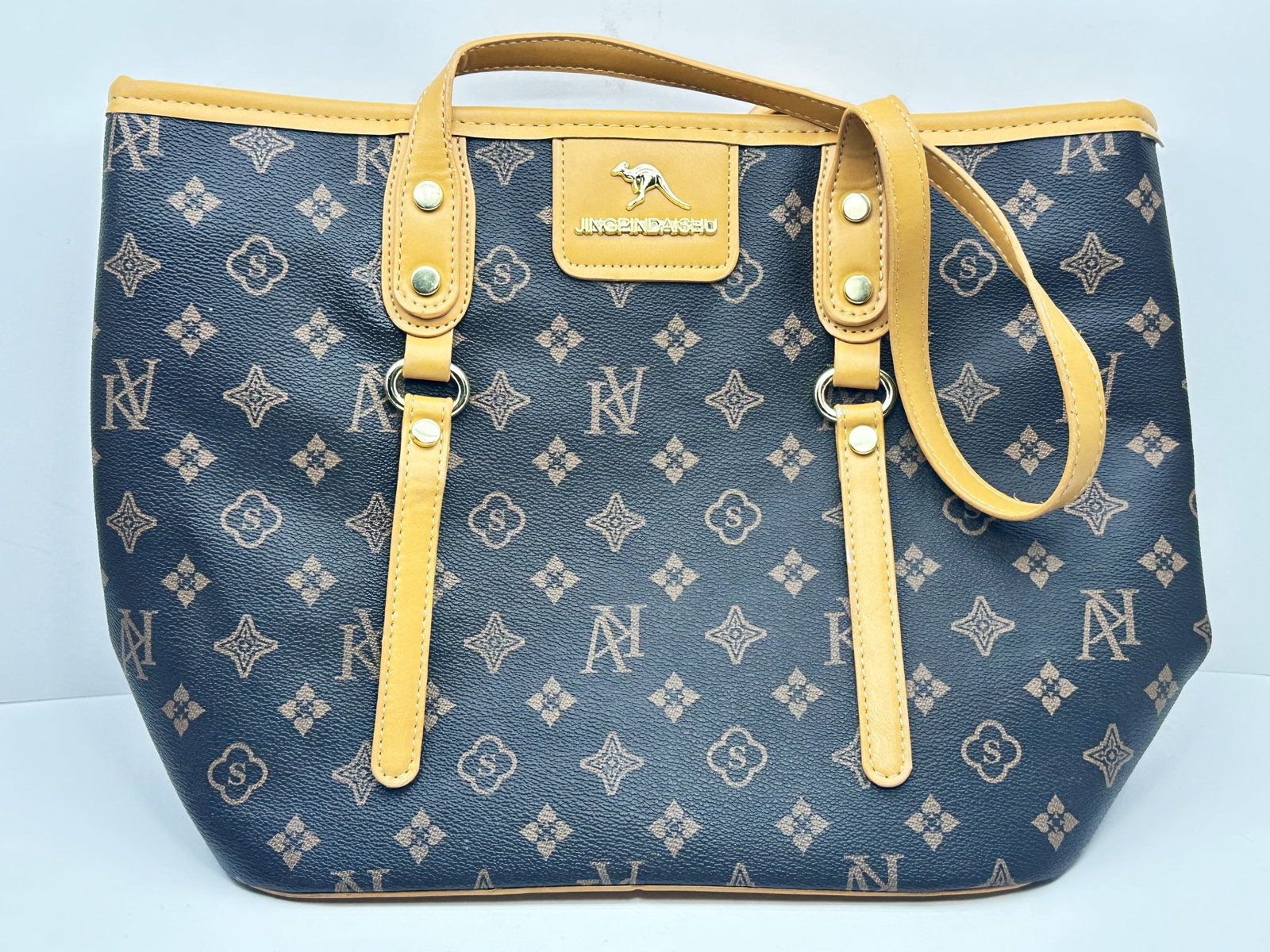 Designer Purse (Not Authenticated) Like New (1 of 4)