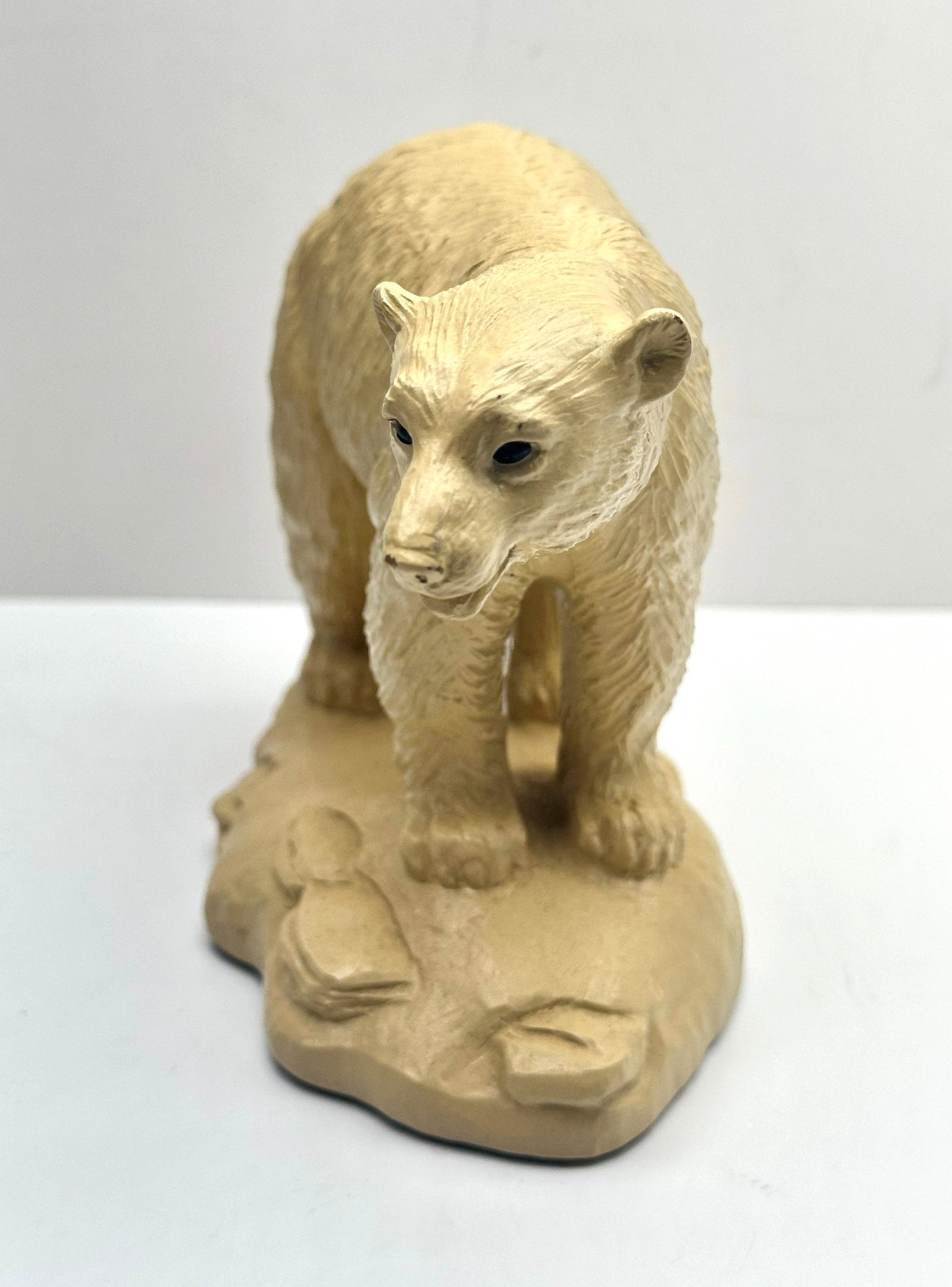 Red Mill Manufacturing Polar Bear Statue 525 Grams (1 of 4)
