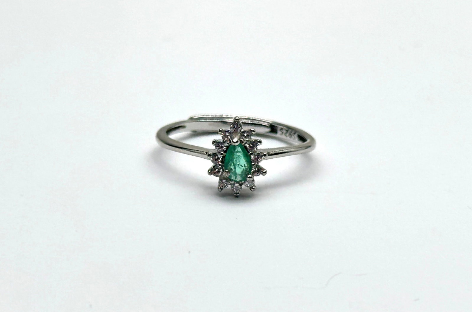 Sterling Emerald Ring 2 Grams Size Adjustable: Sterling Emerald Ring 2 Grams Size Adjustable
