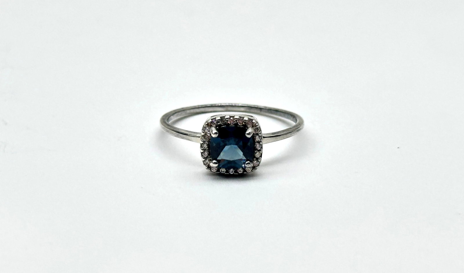 Sterling RJ London Blue/White Topaz Ring 2 Grams Size 9: Sterling RJ London Blue/White Topaz Ring 2 Grams Size 9