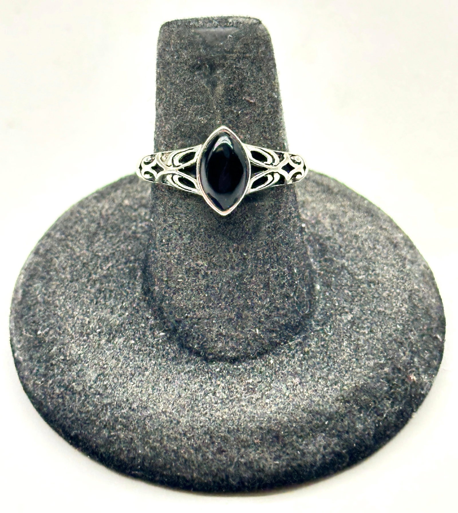 Sterling Black Onyx Ring 2 Grams Size 6.75: Sterling Black Onyx Ring 2 Grams Size 6.75
