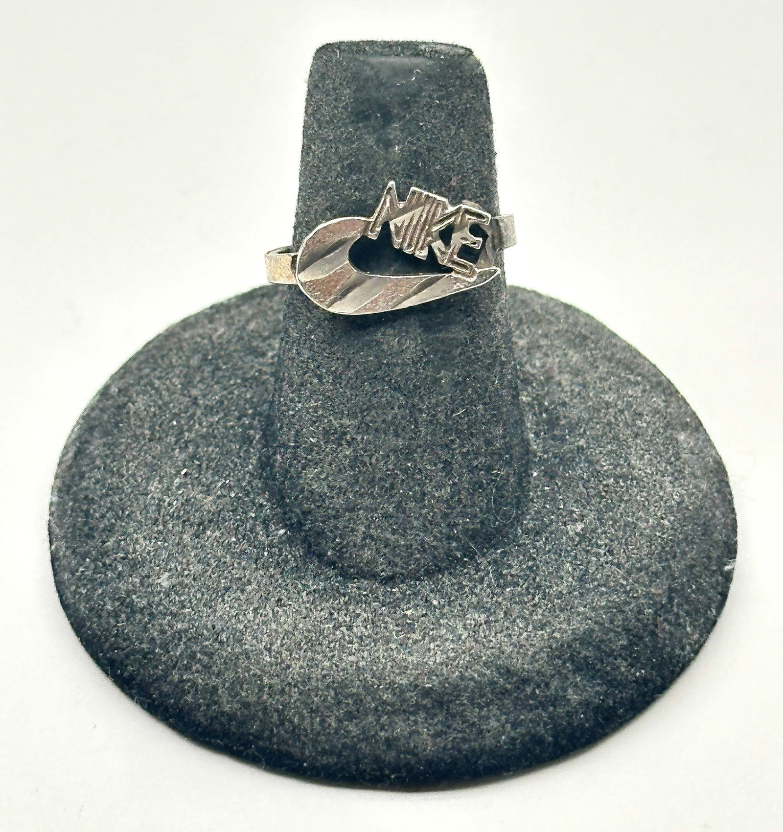 Vintage Sterling "Nike" Ring 1 Grams Size 6.5 (1 of 3)