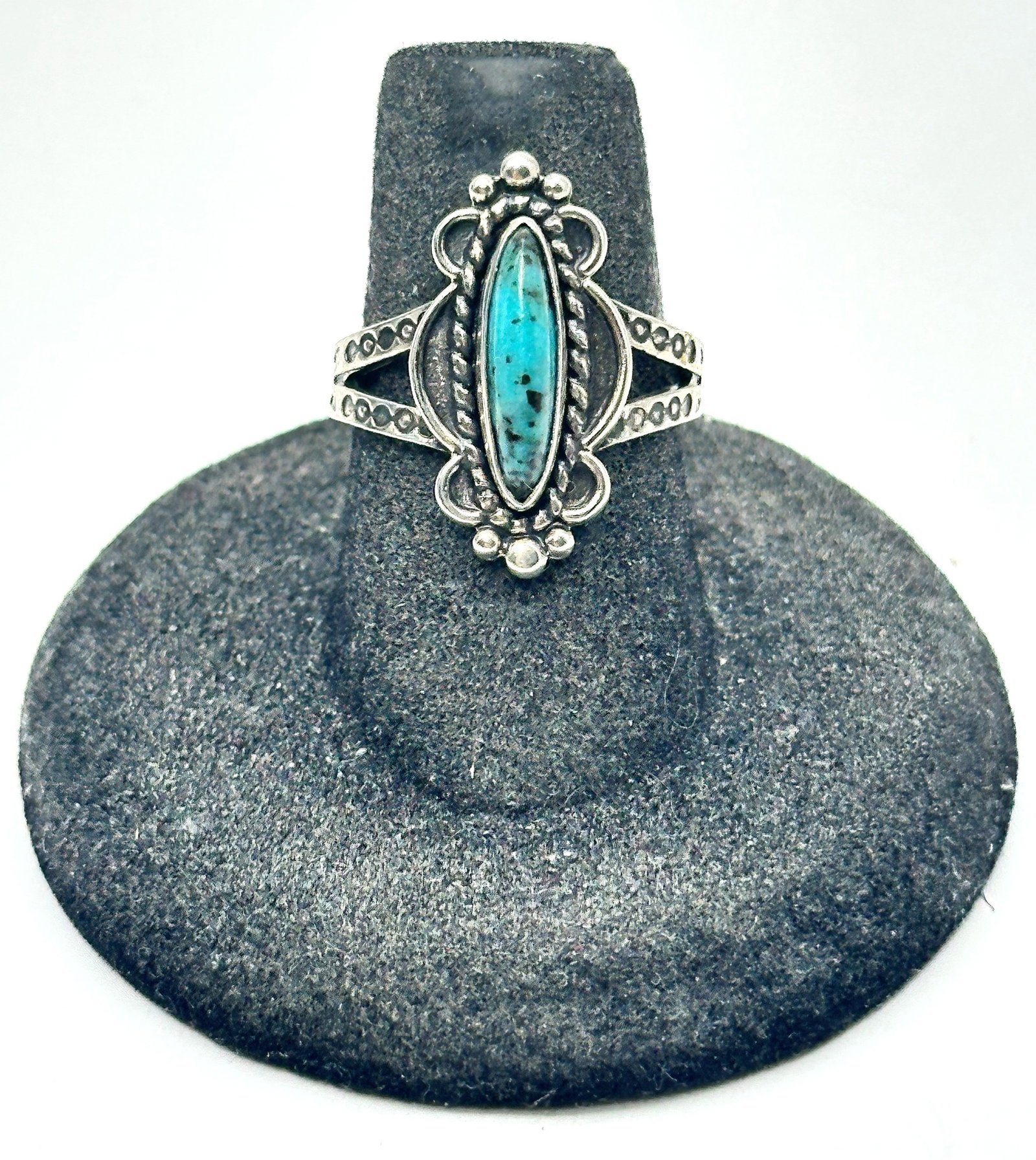 Vintage Sterling Native Turquoise Ring 4 Grams Size 6.75 (1 of 3)