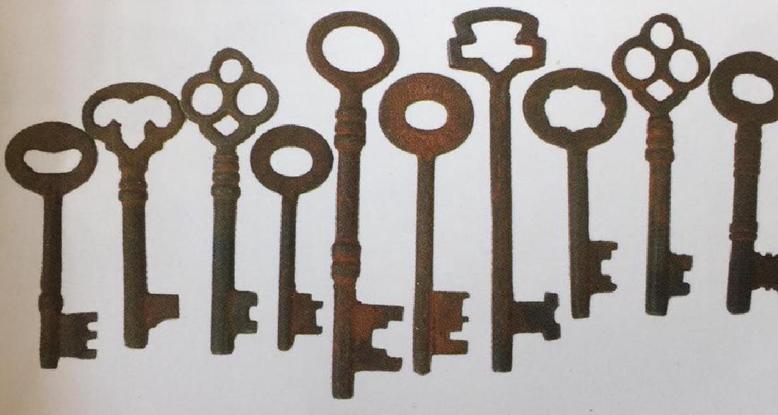 HUGE LOT OF 100 ANTIQUE KEYS - 1" TO 3" LONG: N/A
