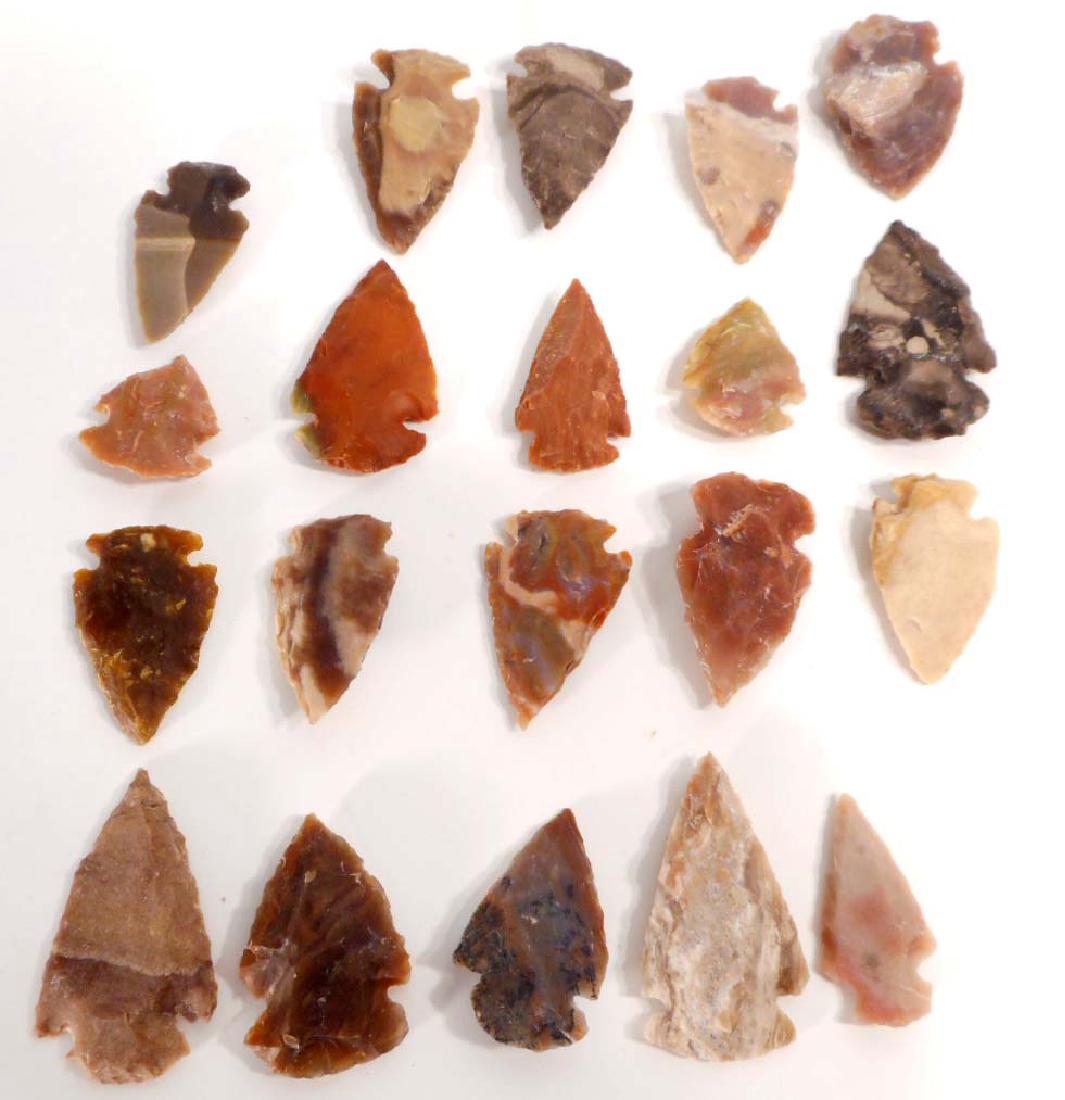 LOT OF 20 OHIO SPEAR HUNTING FLINT ARROWHEADS: N/A