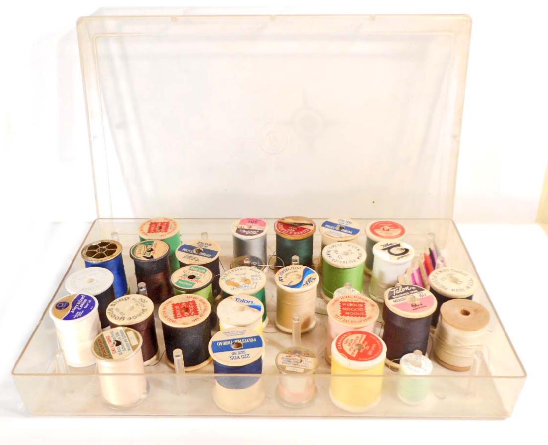 LOT OF VINTAGE SEWING THREAD SPOOLS IN CASE (1 of 1)