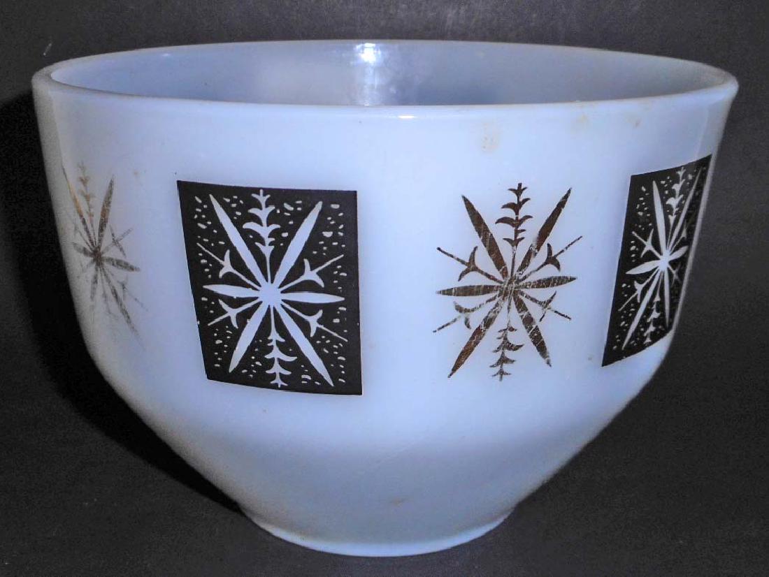VINTAGE MID CENTURY MODERN FIRE KING MILK GLASS BOWL (1 of 1)