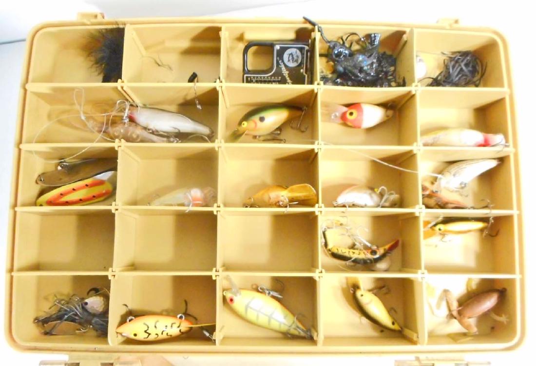 LOT OF VINTAGE WOODEN FISHING LURES IN TACKLE BOX: Some lures marked Heddon