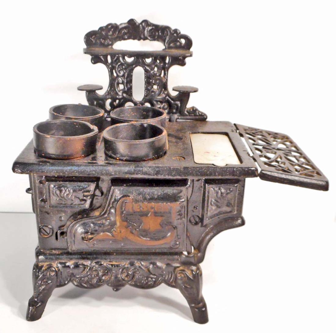 VINTAGE CAST IRON CRESCENT SALESMANS SAMPLE STOVE (1 of 1)
