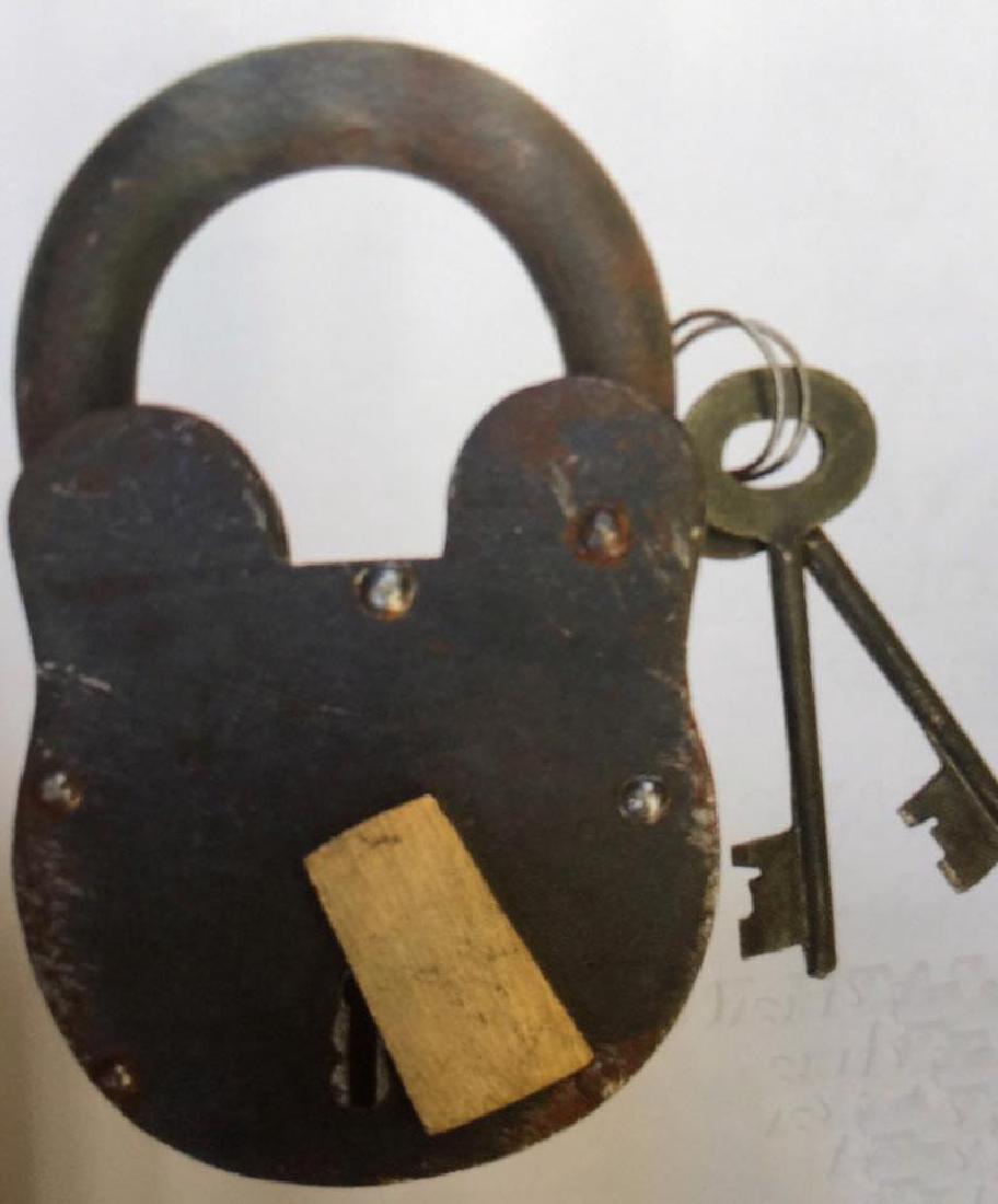 SMITH AND WESSON HUGE CAST IRON PADLOCK - 7.25" TALL: N/A