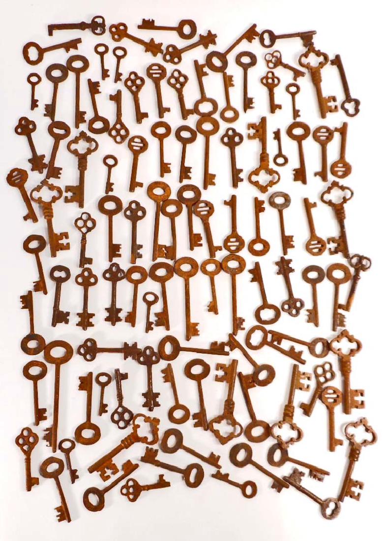 HUGE LOT OF 100 ANTIQUE KEYS - 1" TO 3" LONG: N/A