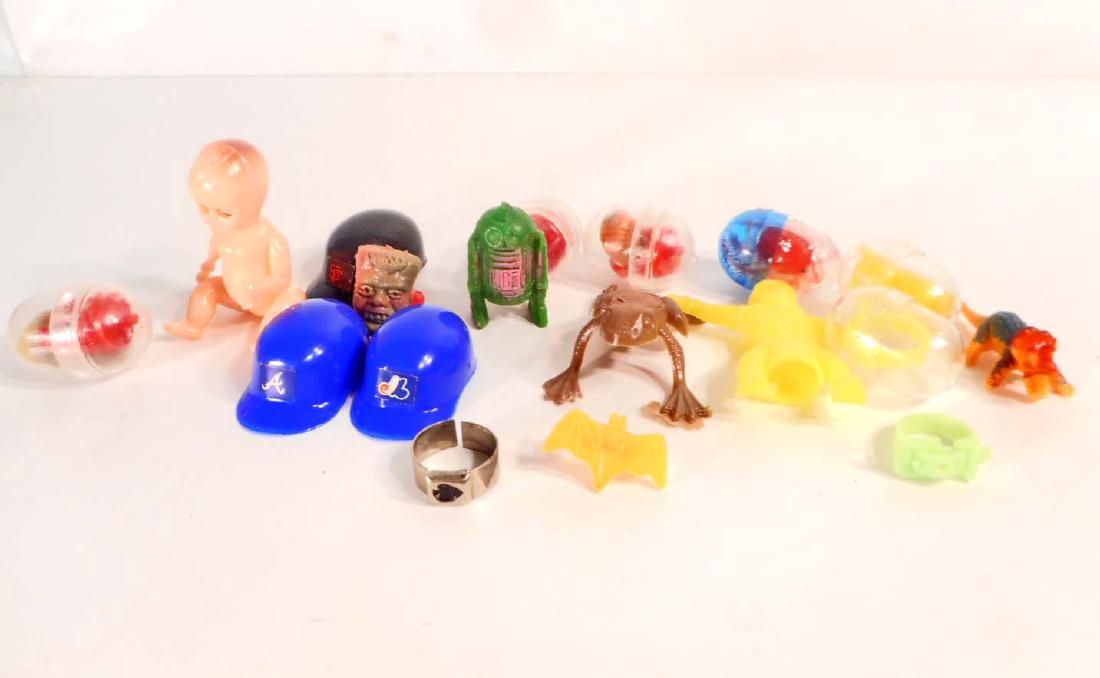 LOT OF VINTAGE BUBBLE GUM MACHINE TOYS: Incl., Monster Head Rings