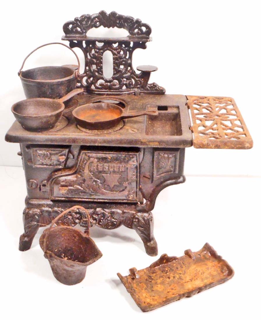 ANTIQUE CRESCENT CAST IRON STOVE SALEMANS SAMPLE W/: 6" tall