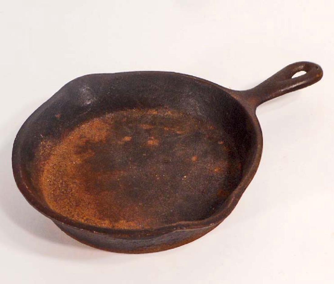 SMALL VINTAGE CAST IRON WAGNER GRIDDLE - 7" LONG: N/A