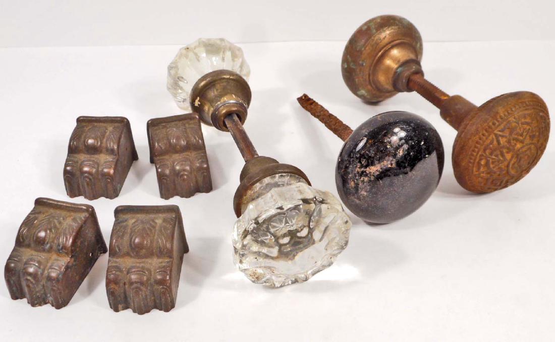 LOT OF VINTAGE HARDWARE - CLAW FEET & DOOR KNOBS: N/A