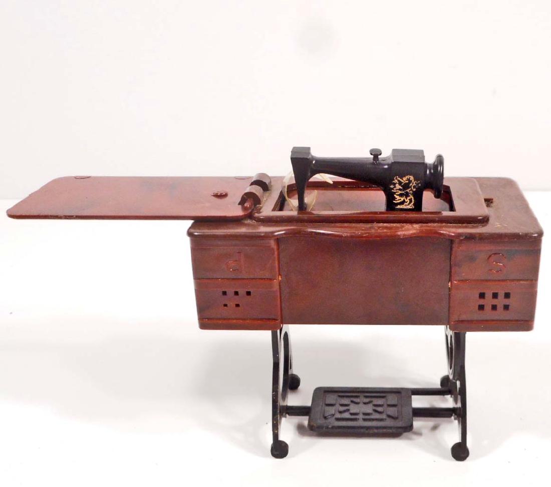 VINTAGE SEWING MACHINE SALT & PEPPER SET: N/A