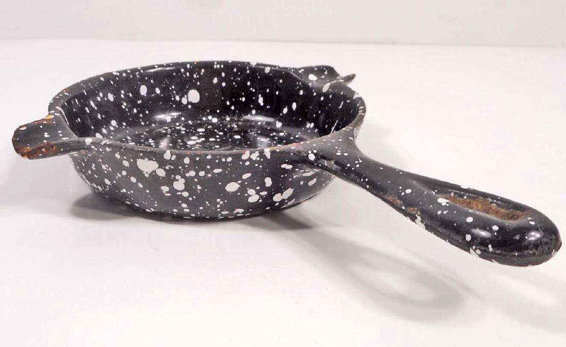 VINTAGE WAGNER WARE CAST IRON SKILLET ASHTRAY: 6.25" long