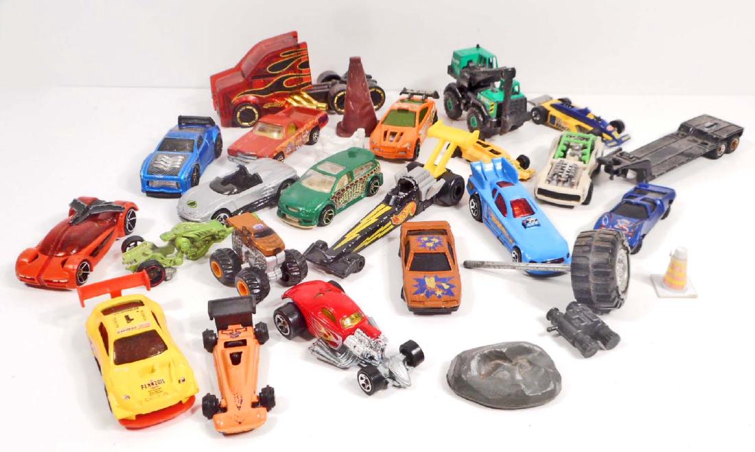 LARGE LOT OF VINTAGE TOY CARS: Hot Wheels, matchbox, Tonka and more