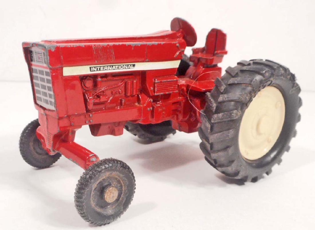 VINTAGE 1960'S ERTL INTERNATIONAL TOY TRACTOR: 6" LONG