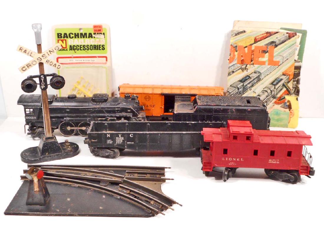 LOT OF VINTAGE 1950'S - 60'S LIONEL O-SCALE TRAINS &: Engine #2026
