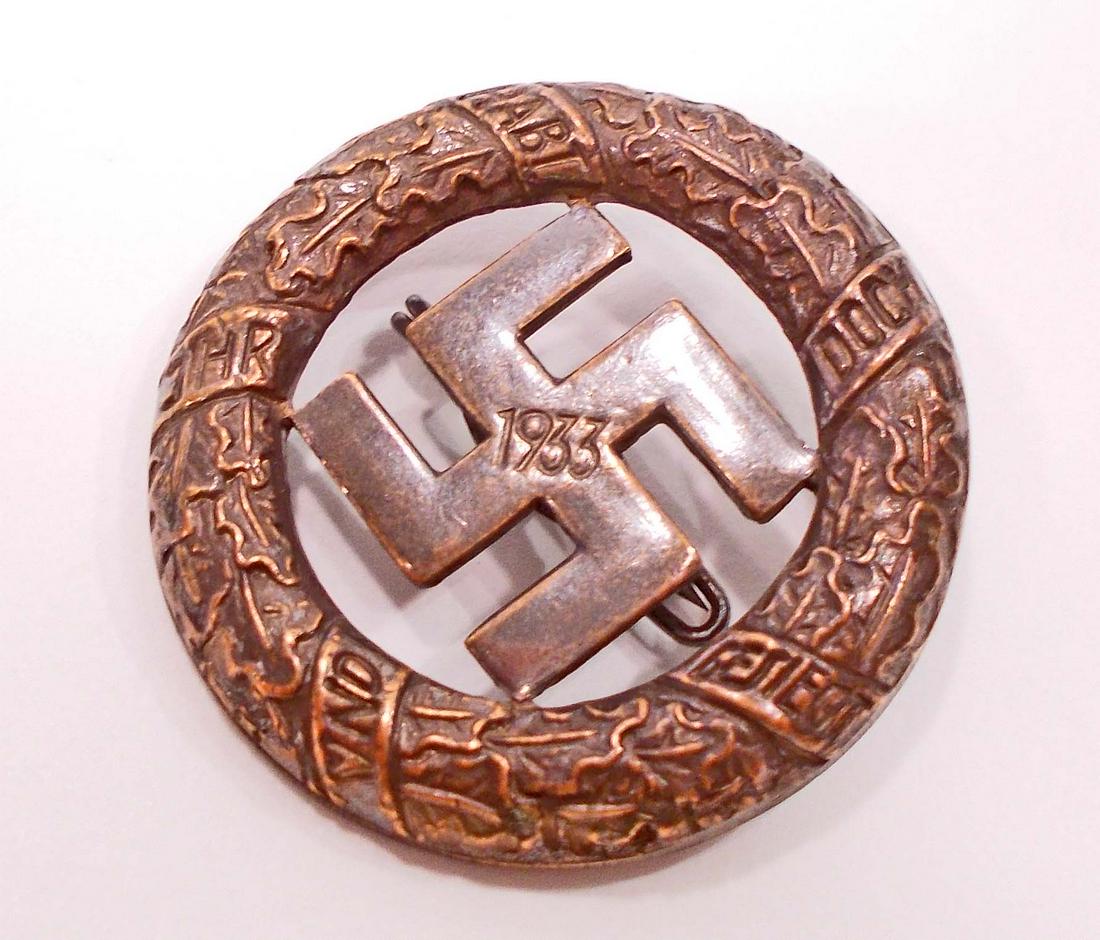 GERMAN NAZI GAU MUNICH 9TH NOVEMBER 1923 COMMEMORATIVE: 1 3/8" diameter. There is a swastika in the center that is dated 1933. The oak leaf wreath around the edge reads Und Ihr Habt Dock Gesiegt (and yet you have conquered). Reverse side is maker marked De