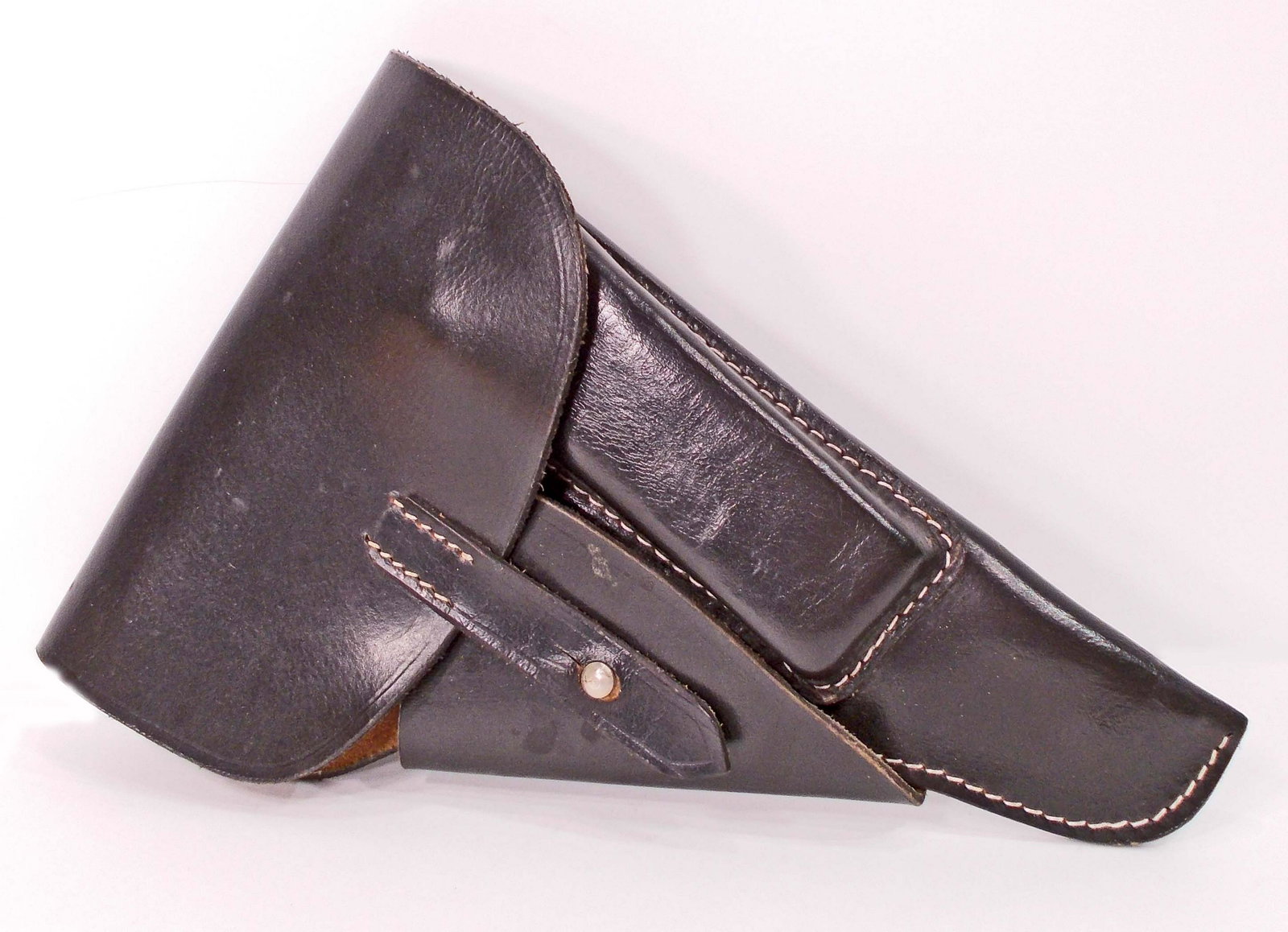 GERMAN NAZI MAUSER P-38 LEATHER PISTOL HOLSTER: Measures 6 5/8" wide by 9 7/8" tall. The reverse side is marked 'P-38 gxy 1944'. It is also marked with a waffen ampt eagle and has 'WaA280' below. Multi piece machine sewn black leather construction.