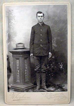ANTIQUE CABINET CARD PHOTO OF A SPANISH AMERICAN W: ANTIQUE CABINET CARD PHOTO OF A SPANISH AMERICAN WAR SOLDIER IN UNIFORM