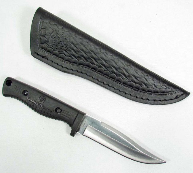 SMITH & WESSON CLIP POINT HUNTING KNIFE W/ SHEATH: Approx. 10" long overall