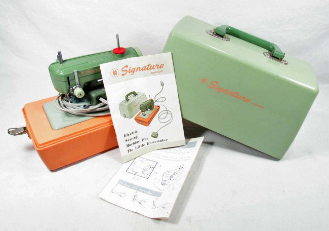VINTAGE SIGNATURE JUNIOR CHILD'S SEWING MACHINE