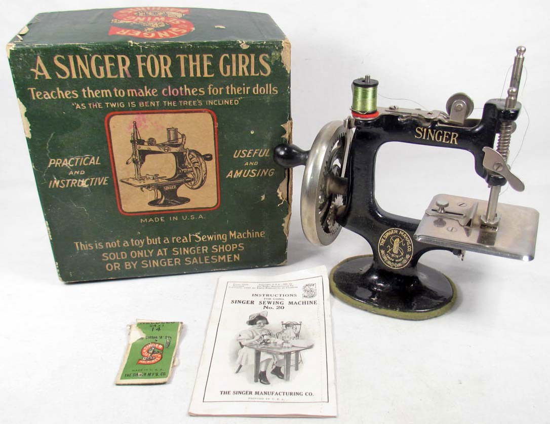 VINTAGE SINGER CHILD'S SEWING MACHINE NO. 20 IN OR