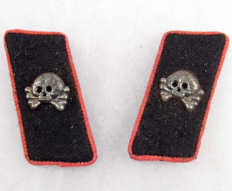 PAIR OF GERMAN NAZI ARMY PANZER EM WRAPPER COLLAR : Wool construction w/ metal skulls. The pink piping signifies the tank korps. For an enlisted man.
