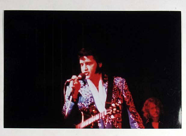 2599 - CANDID UNPUBLISHED PHOTO OF ELVIS PRESLEY O