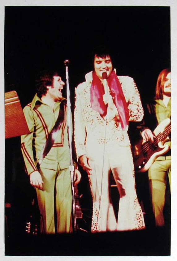 2596 - CANDID UNPUBLISHED PHOTO OF ELVIS PRESLEY O