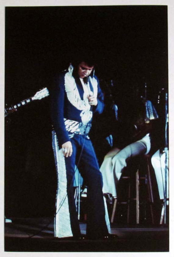 2597 - CANDID UNPUBLISHED PHOTO OF ELVIS PRESLEY O