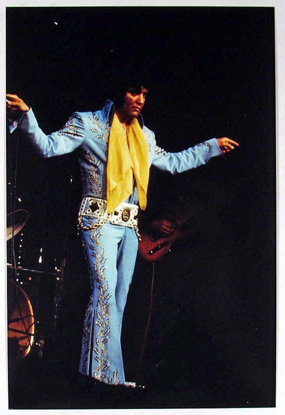 2604 - CANDID UNPUBLISHED PHOTO OF ELVIS PRESLEY O