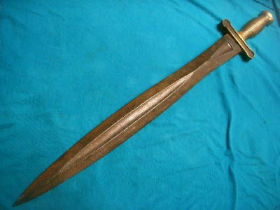 EXCEPTIONAL ANTIQUE CIVIL WAR SHORT SWORD JOHNSTON.: E.J. JOHNSTON MACON, GA. ON THE GUARD. BLADE LENGTH : 18 3/4 INCHES. 24 5/8 INCHES OVERALL. HUGE HEAVY DOUBLE EDGED FIXED BLADE CIVIL WAR STYLE SHORT SWORD BOWIE KNIFE. MWF848