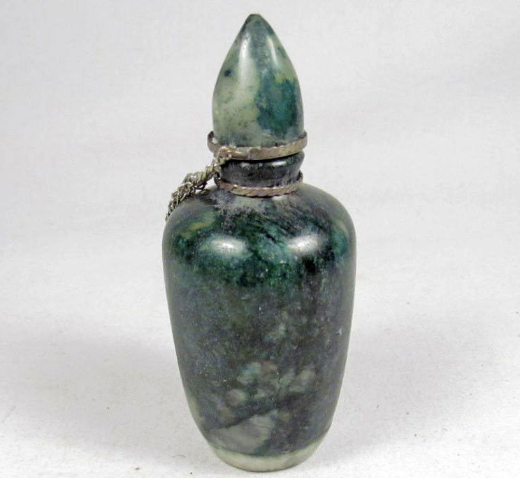 TIBETAN ANTIQUE JADE SNUFF BOTTLE