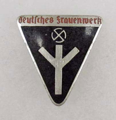 GERMAN NAZI WOMEN'S FRAUENSCHAFT ENAMELED BADGE: Maker marked 'RZM M1/105'
