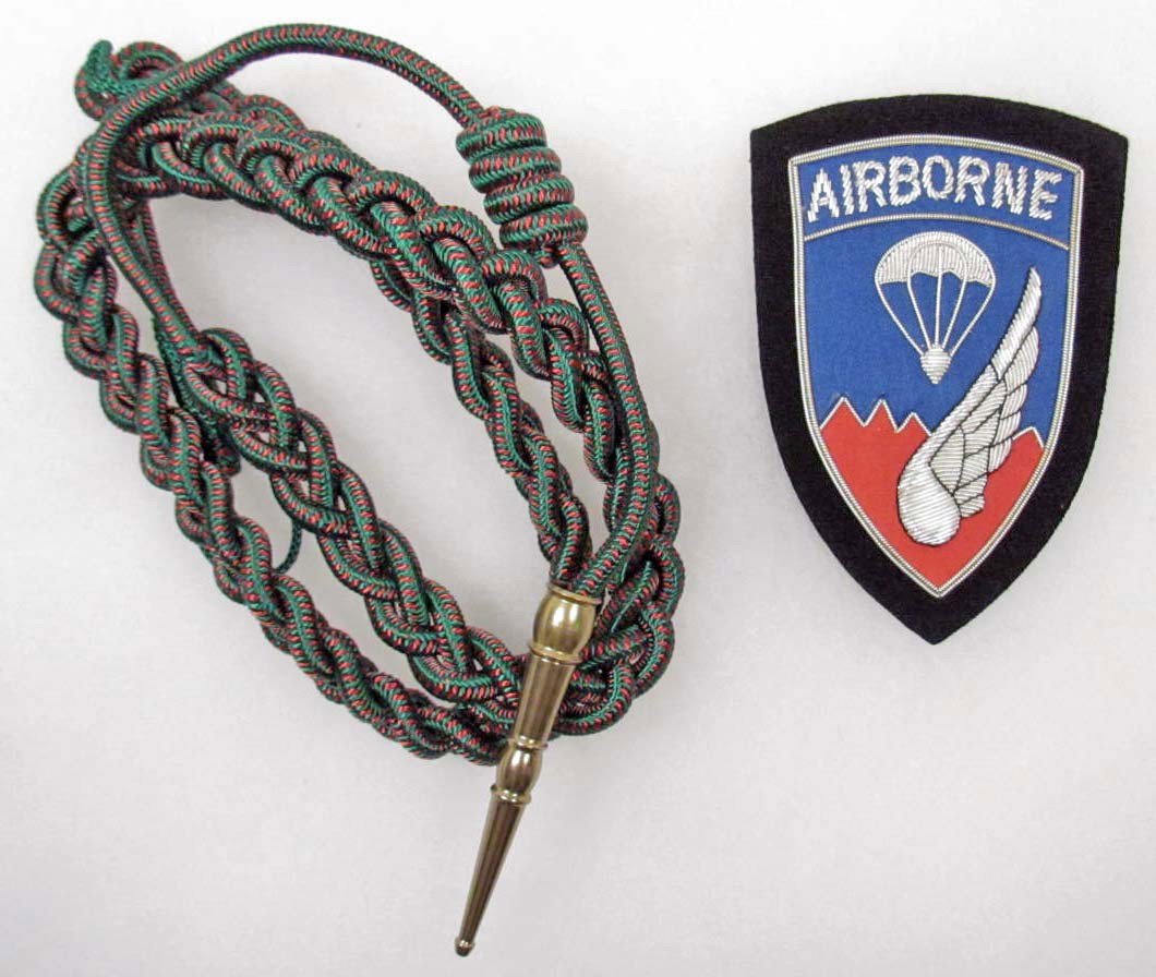 US VIET NAM ERA ARMY AIRBORNE PARATROOPER SHOULDER: Also included is an Army Fourragere that is to be worn around the left shoulder