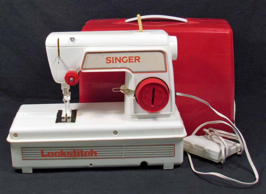 VINTAGE LOCKSTITCH CHILD'S SEWING MACHINE